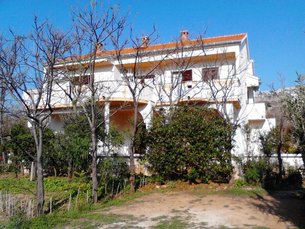 Apartments Kresimir Beauty With Shadow Trees And Parking Place Pag Town Kültér fotó