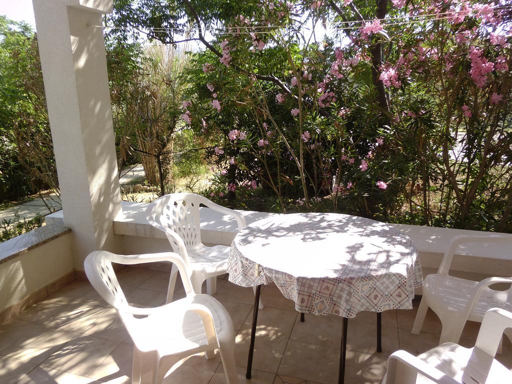 Apartments Kresimir Beauty With Shadow Trees And Parking Place Pag Town Szoba fotó